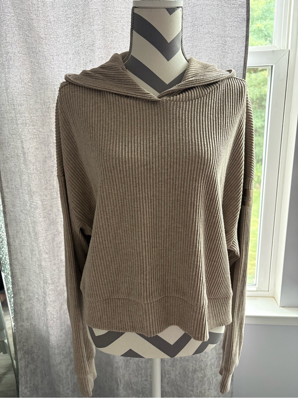 ALO Yoga Muse Cropped Hoodie in Gravel Heather - Picture 3 of 7